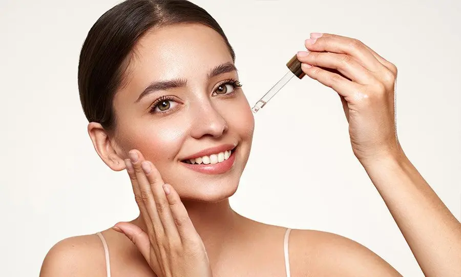 Beste serums voor microneedling. Serum aanbrengen op het gezicht.