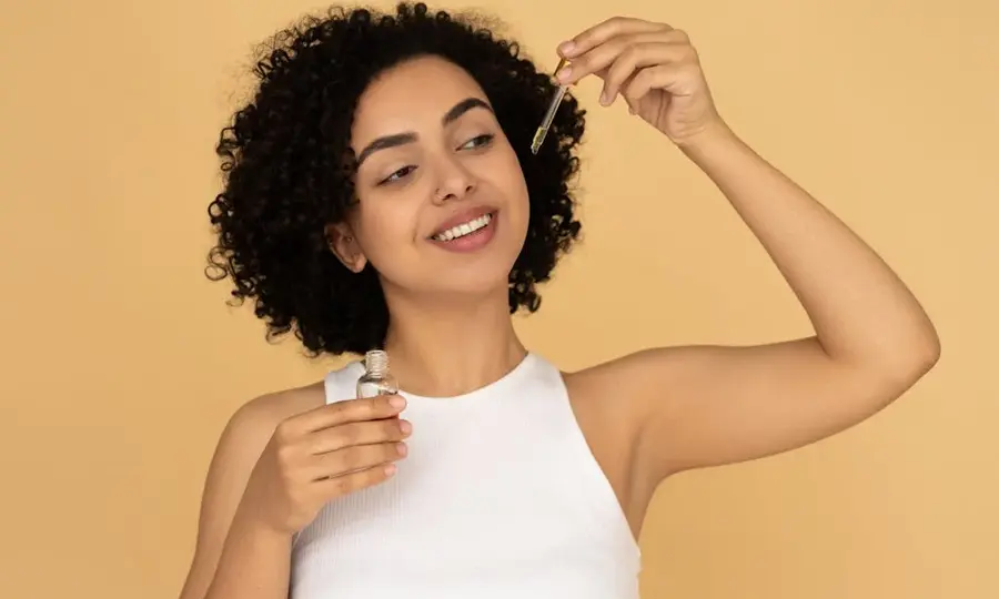 Happy Head Retinol serum aanbrengen op het gezicht.