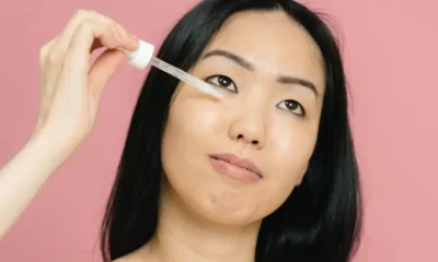 Alles over Retinol in combinatie met andere serums. Serum aanbrengen op het gezicht.